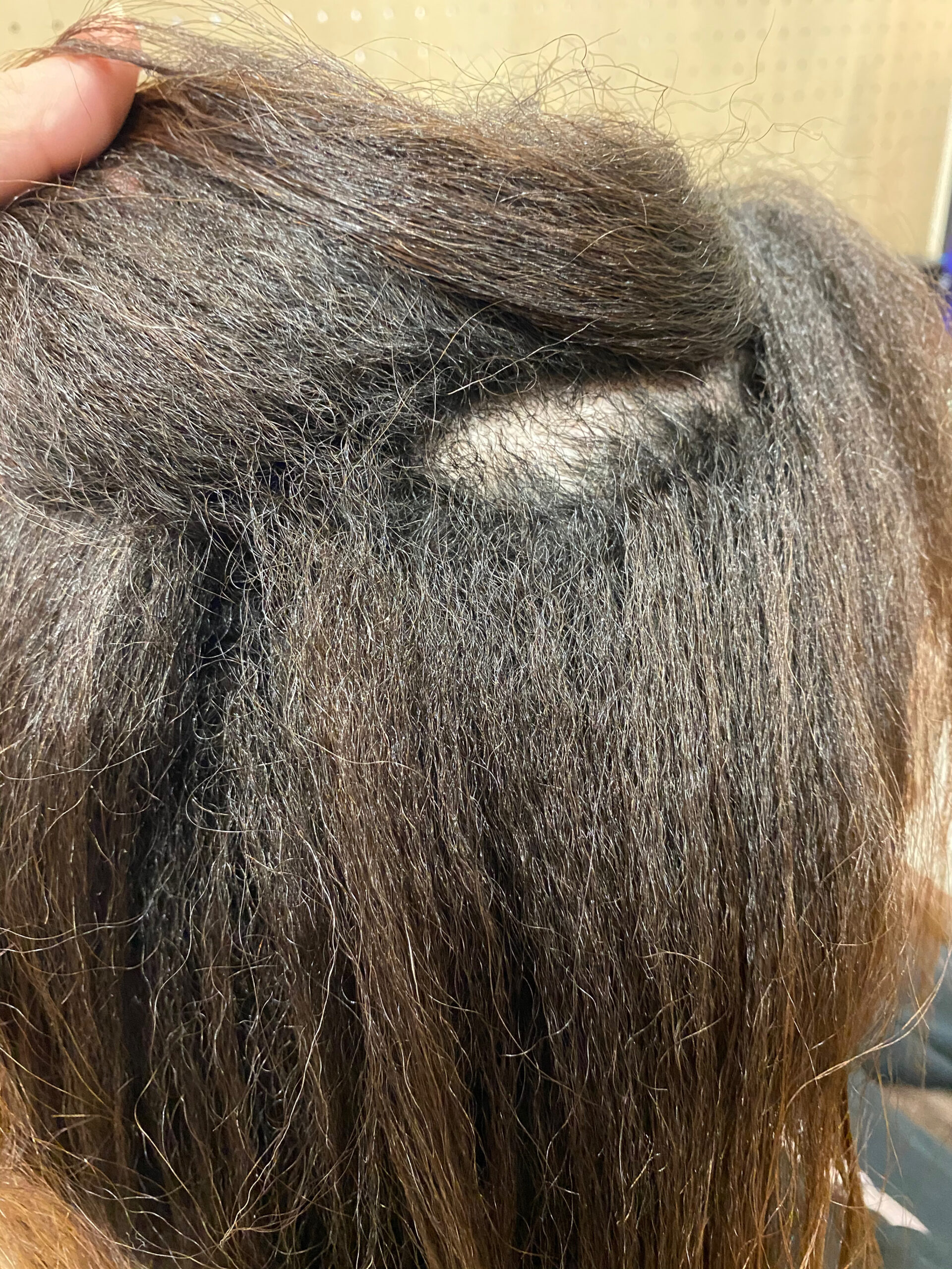 強いくせ毛の方も高難易度ジュエリーシステム縮毛矯正【CARULE】(シャルール)でパサつきが気になる方を艶髪ストレートヘア。
